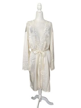 Delta Burke vintage Ivory Lace Trim Robe with Tie Waist